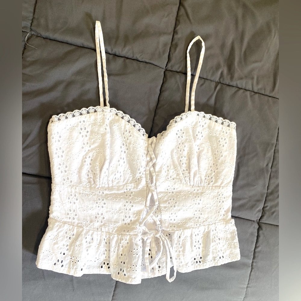 Eyelet lace summer flirty, romantic white top XS//0-2
